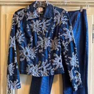 Alberto Makali Blazer 2 piece metallic pant set. Jkt has cloth textured flowers